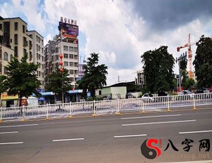 The solution of the gate against the road
