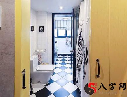 Feng Shui solution to open door and see the toilet