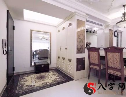 Entry hanging mirror Feng Shui OK