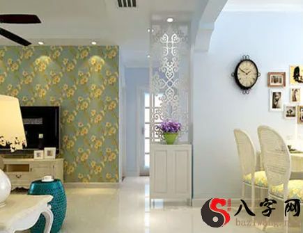 What are the ways to defuse the living room against the toilet door
