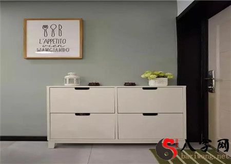 What are the ornaments on the doorway shoe cabinet?